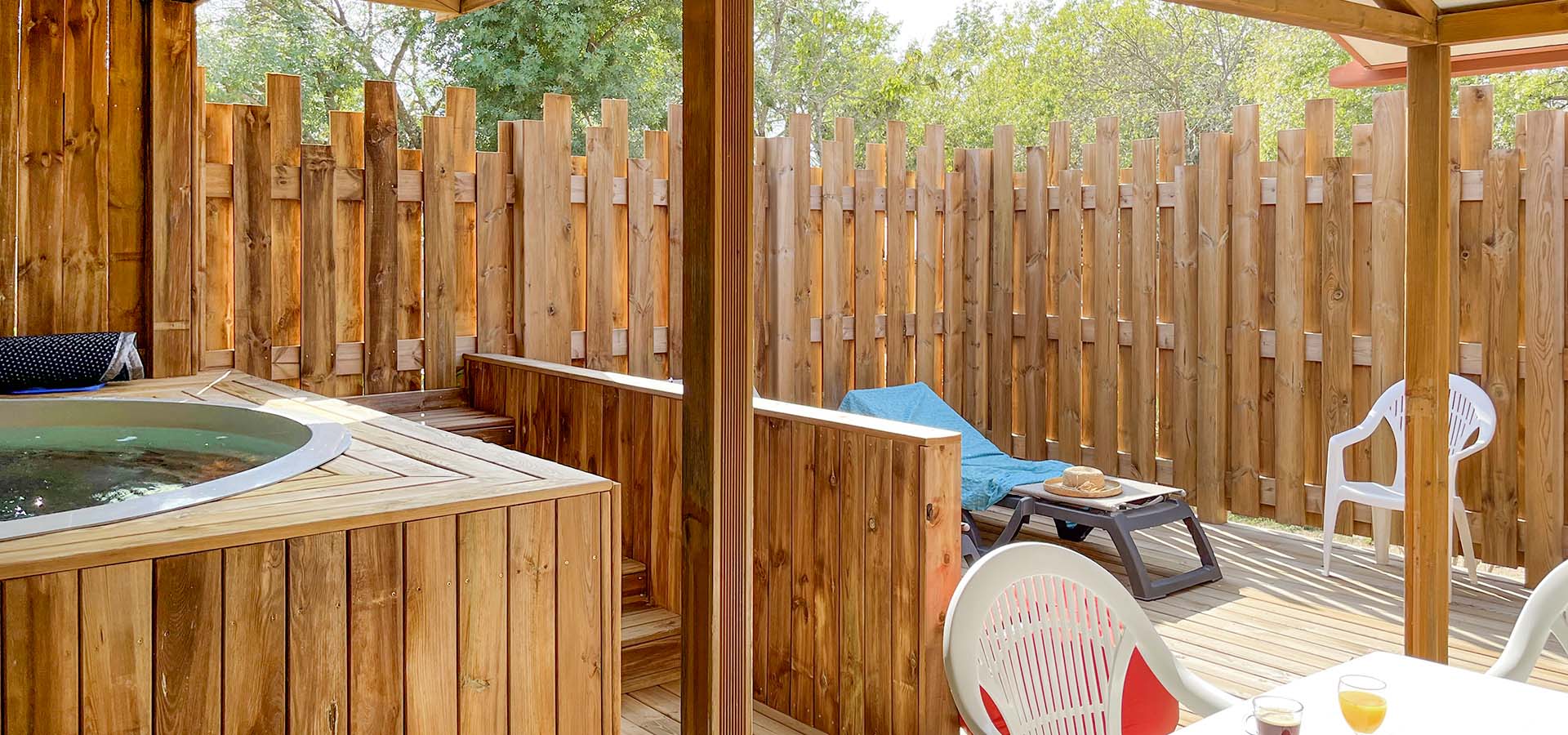 Camping Porto Vecchio bungalow corte terrasse bain de detente transat